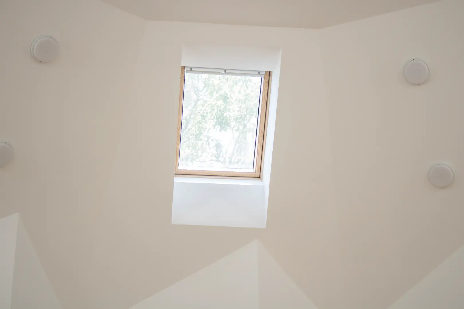 A CSILLAG terem egyik tetőablaka